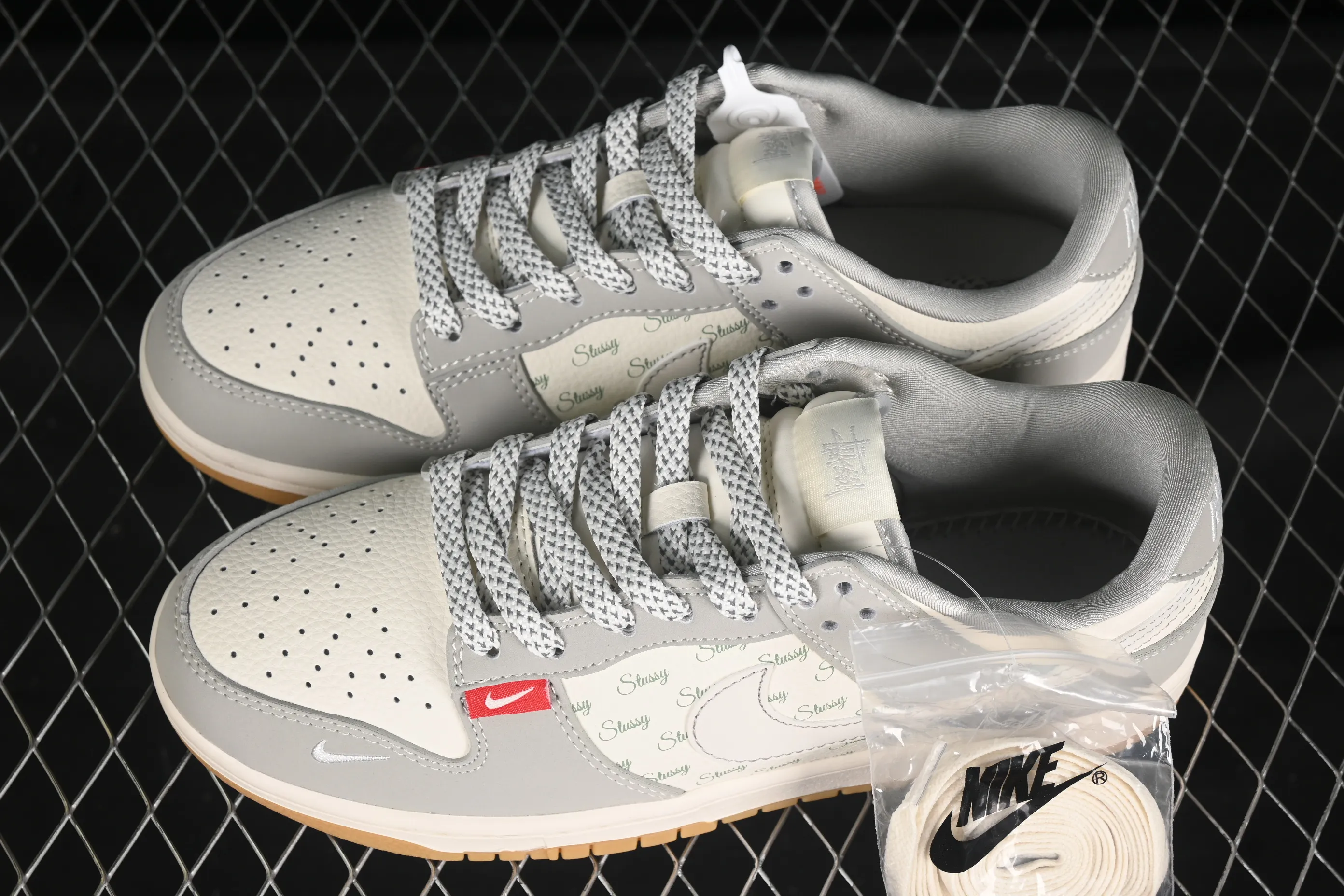 All categories Nk SB Dunk Series Nk SB Dunk Low High-end customized low-top sneakers Nike SB Dunk Low Stusi co-branded Cartoon raw rubber Anniversary high-end customized low-top casual sneakers JJ2508-557